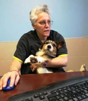 Béatrice Laffitte, vétérinaire comportementaliste, avec un chien dans les bras