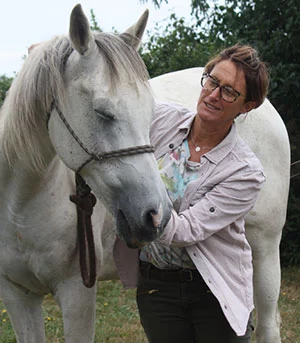 Martine Auriacombe avec un cheval blanc