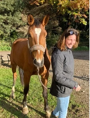 Mélie Daverede avec un cheval alezan